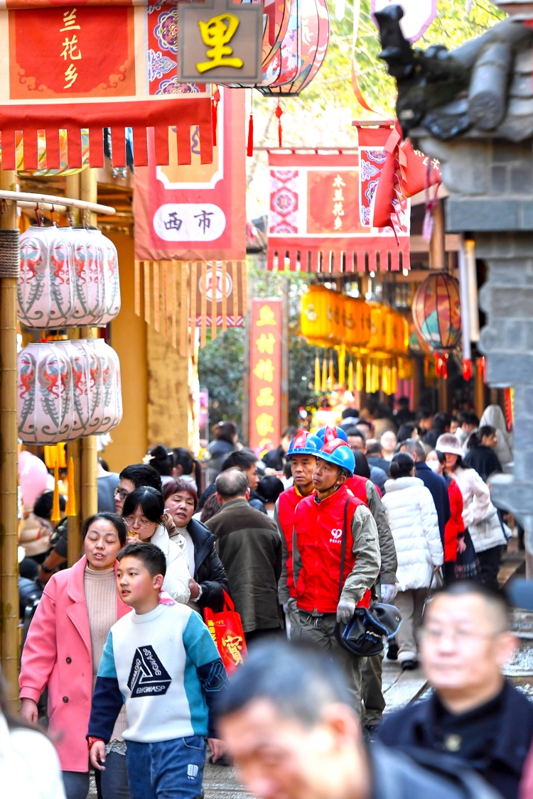 2月11日，在湖北武漢木蘭花鄉(xiāng)景區(qū)，國(guó)網(wǎng)武漢供電公司工作人員穿梭在人流如織的游客中，對(duì)供電線(xiàn)路和用電設(shè)備進(jìn)行特巡，確保景區(qū)在春節(jié)期間安全穩(wěn)定用電。