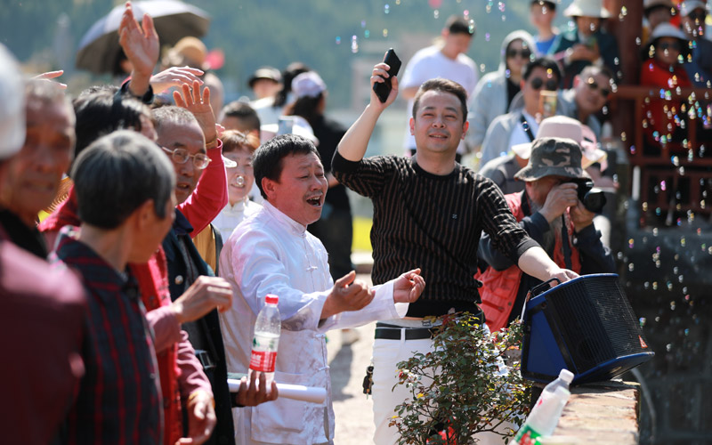 兩岸邊男女對唱山歌。唐成攝