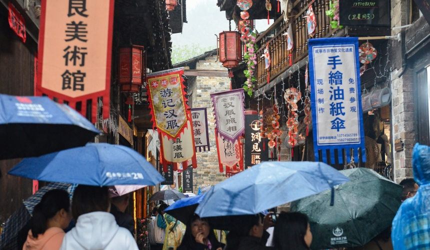 雨中赤壁羊樓洞游人如織。毛亞軒攝