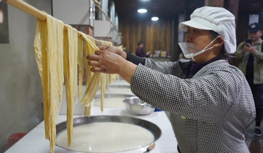 在通山石門村長夏畈古民居群，豆腐店員工正在制作豆油皮。人民網記者 周雯攝