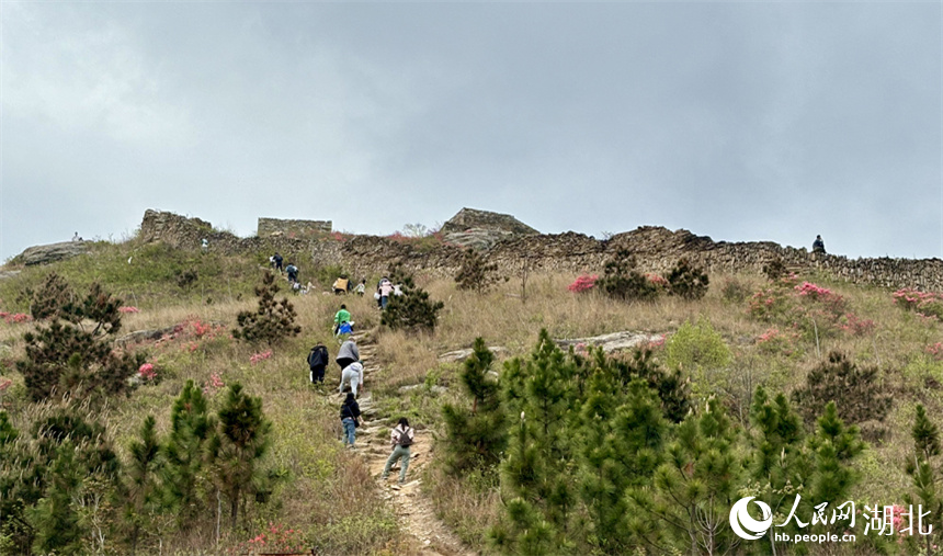 游客沿著山道攀爬。人民網(wǎng)記者 張沛攝