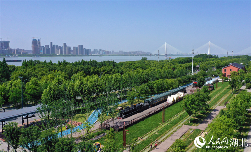 在四美塘文化公園，騎行長(zhǎng)廊與各種型號(hào)的退休火車頭相映成趣。人民網(wǎng)記者 張雋攝