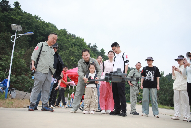 國網(wǎng)孝感供電公司輸電運(yùn)檢分公司40余名職工及家屬感受輸電線路巡檢工作。