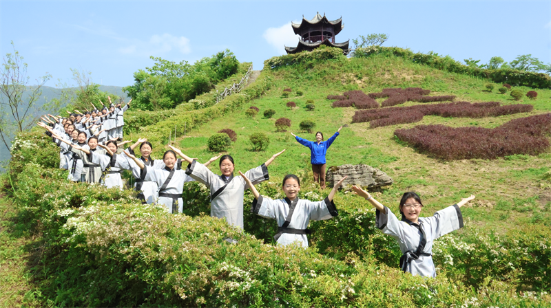 湖北中煙到利川市南坪村開展文化振興主題實(shí)踐活動。