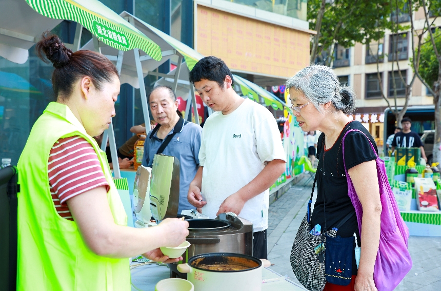 “荊楚糧油”進社區(qū)開起趣味運動會。