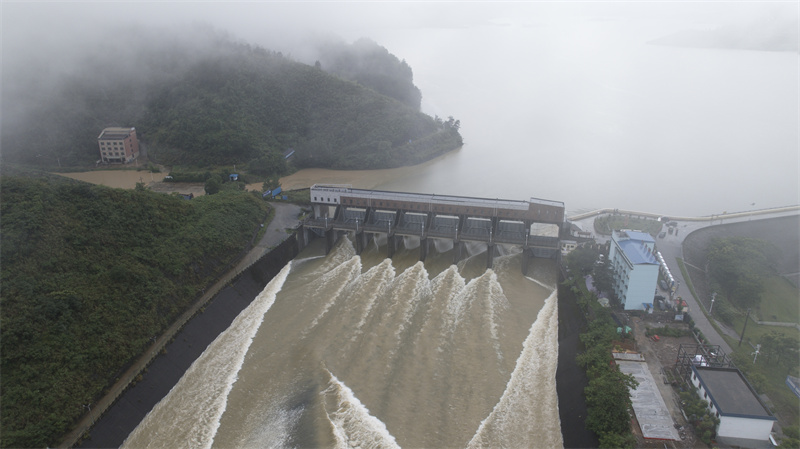 富水水庫開閘泄洪。湖北省富水水庫管理局供圖