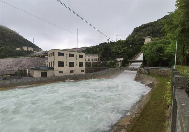 王英水庫開啟泄洪洞閘門泄洪。湖北省王英水庫管理局供圖