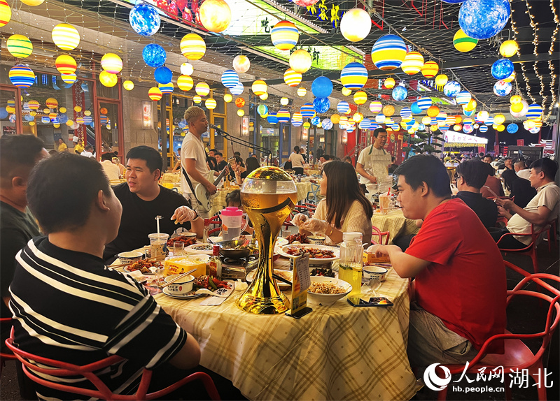 在潛江生態(tài)龍蝦城，食客們品嘗美味龍蝦。人民網(wǎng)記者 張雋攝