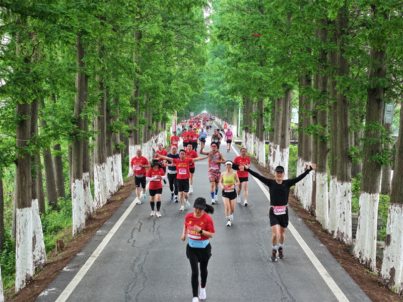 2024年潛江返灣湖馬拉松鳴槍開(kāi)跑。潛江市委宣傳部供圖