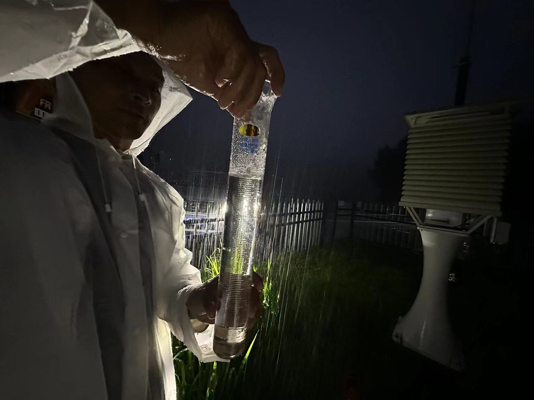 氣象觀測員雨夜核查觀測站降水量。朱慧麗攝