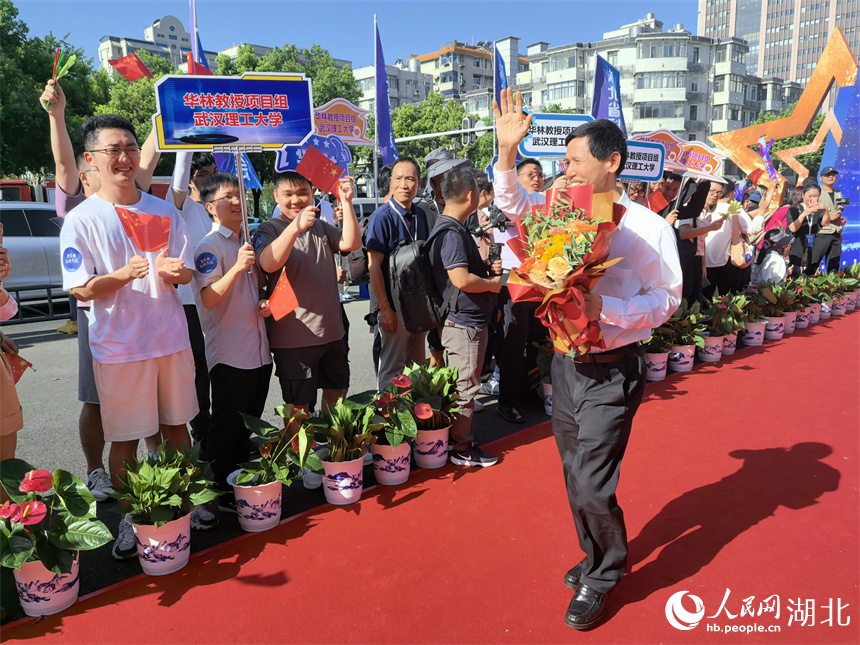 湖北省科技大會“院士專家走紅毯”活動現(xiàn)場。人民網(wǎng)記者 周雯攝