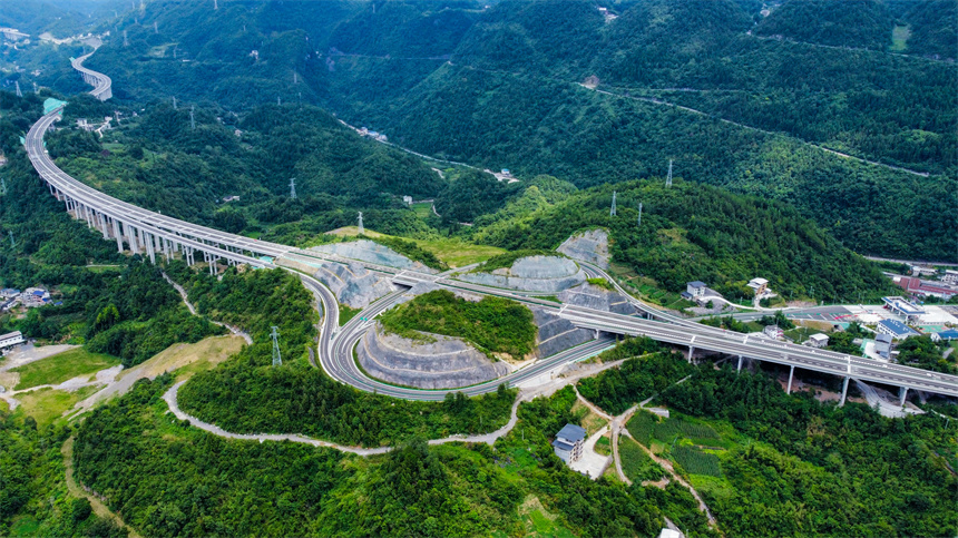 鄂西迎來新“天路” 湖北交投宜來高速鶴峰東段建成