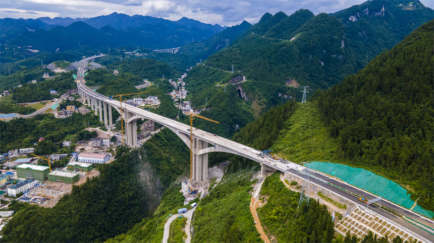 鄂西迎來新“天路” 湖北交投宜來高速鶴峰東段建成