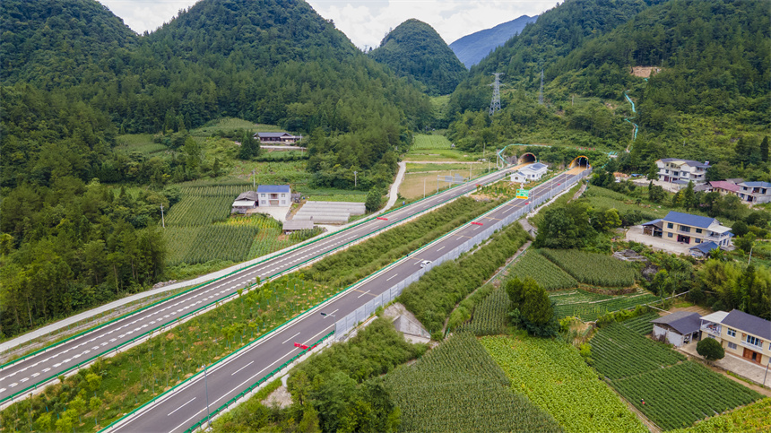 鄂西迎來新“天路” 湖北交投宜來高速鶴峰東段建成