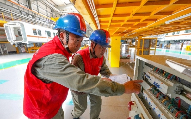    國網(wǎng)湖北電路員工檢查中車長客專用電力設(shè)施、設(shè)備，排查安全隱患。陳剛攝