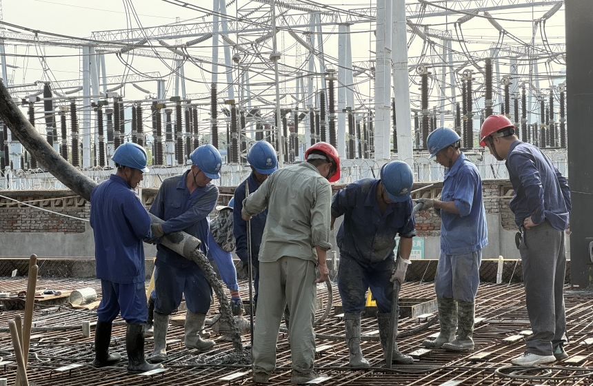 武漢舵落口220千伏變電站擴(kuò)建工程配電裝置樓夾層頂板混凝土澆筑 攝影者 張雷