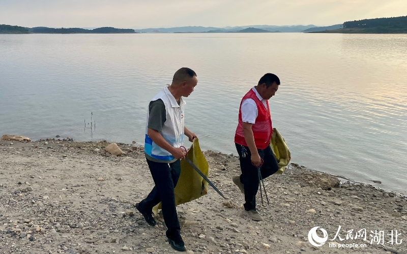 丹江口市丹趙路街道辦事處庫區(qū)林場護水隊員正在進行庫岸巡查。人民網(wǎng)記者 張沛攝