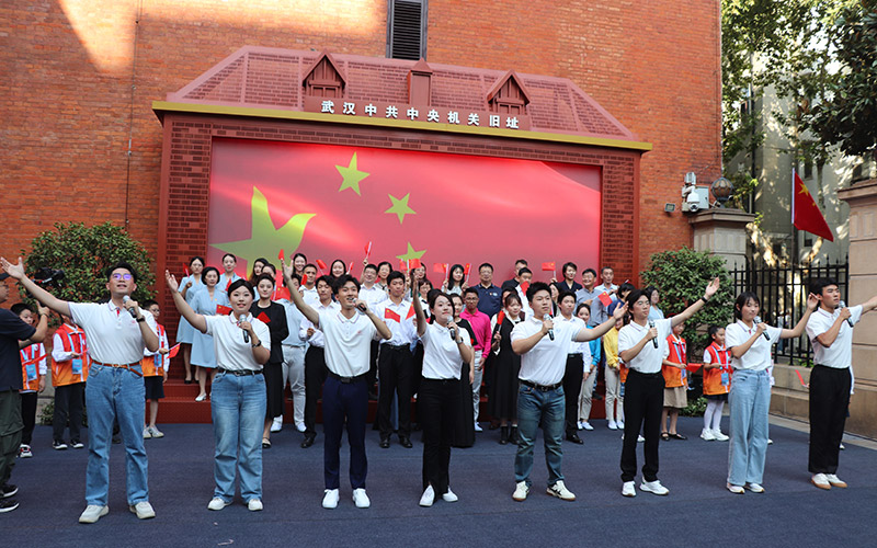 華中科技大學(xué)學(xué)子演繹原創(chuàng)獨(dú)幕音畫(huà)劇《蒙達(dá)尼之光》。武漢中共中央機(jī)關(guān)舊址紀(jì)念館供圖