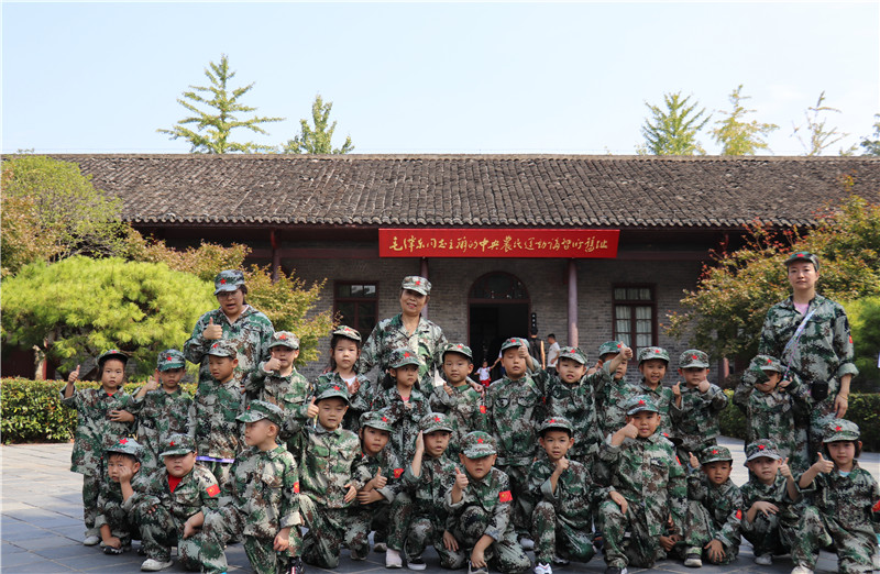 國慶前夕，武漢市華城廣場幼兒園師生在武昌紅巷農(nóng)講所開展紅色教育活動。張勤攝