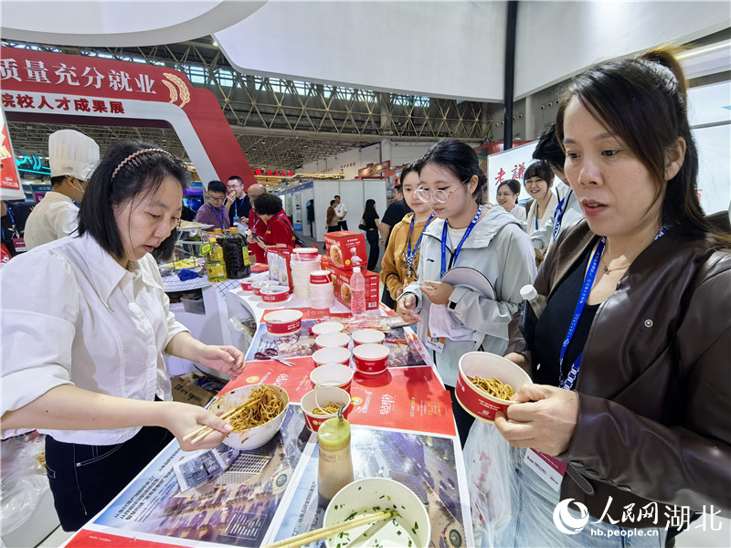 市民品鑒武漢熱干面。人民網(wǎng)記者 周雯攝