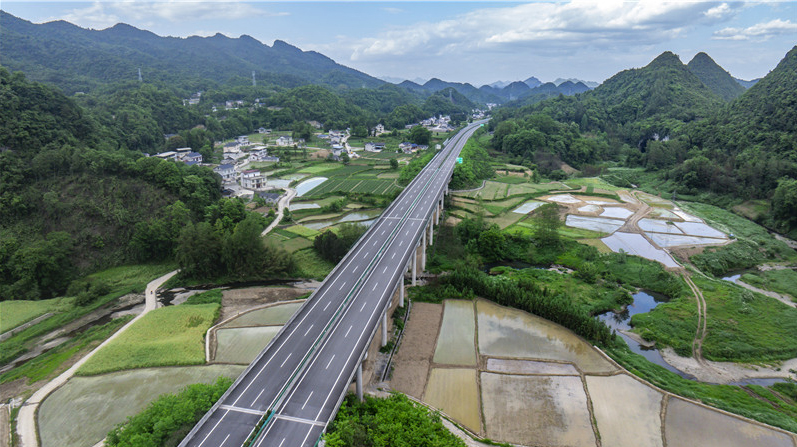 宜來高速鶴峰東段、孝感東收費站同日建成通車