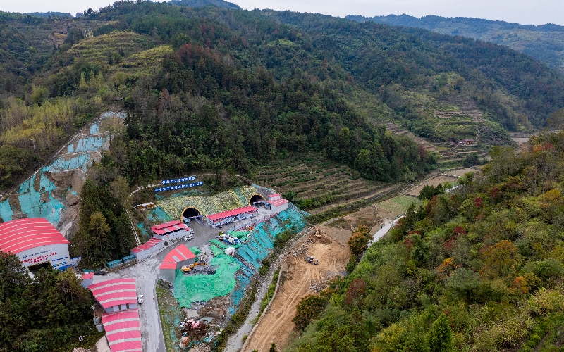 在建的十巫南高速興隆2隧道。吳迪攝