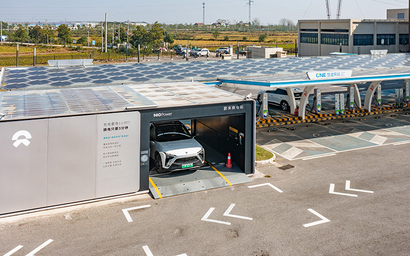 荊州東服務區(qū)一臺蔚來新能源車正在進行換電。吳迪攝