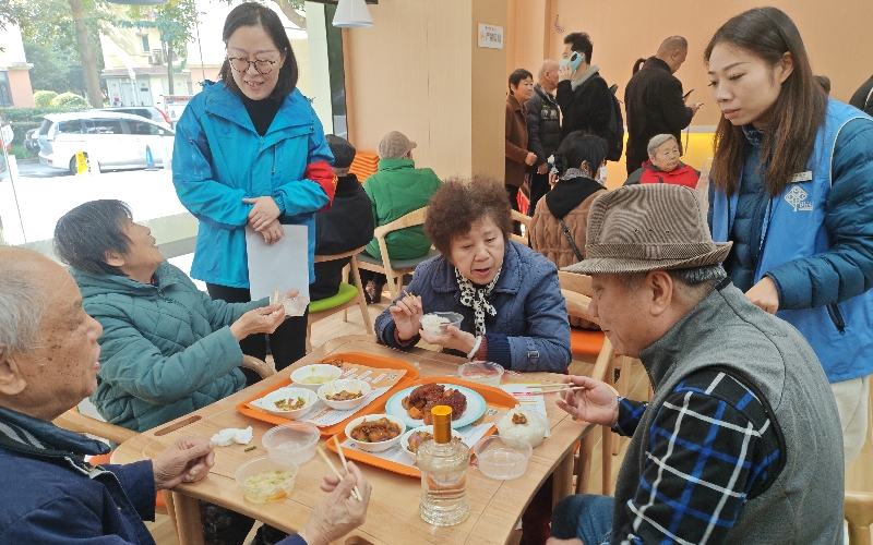 華錦社區(qū)工作人員在幸福食堂收集意見建議。受訪者供圖